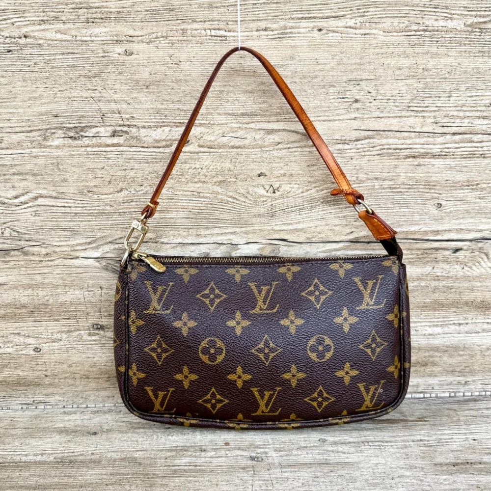 Louis Vuitton Accessorie Leather Handbag